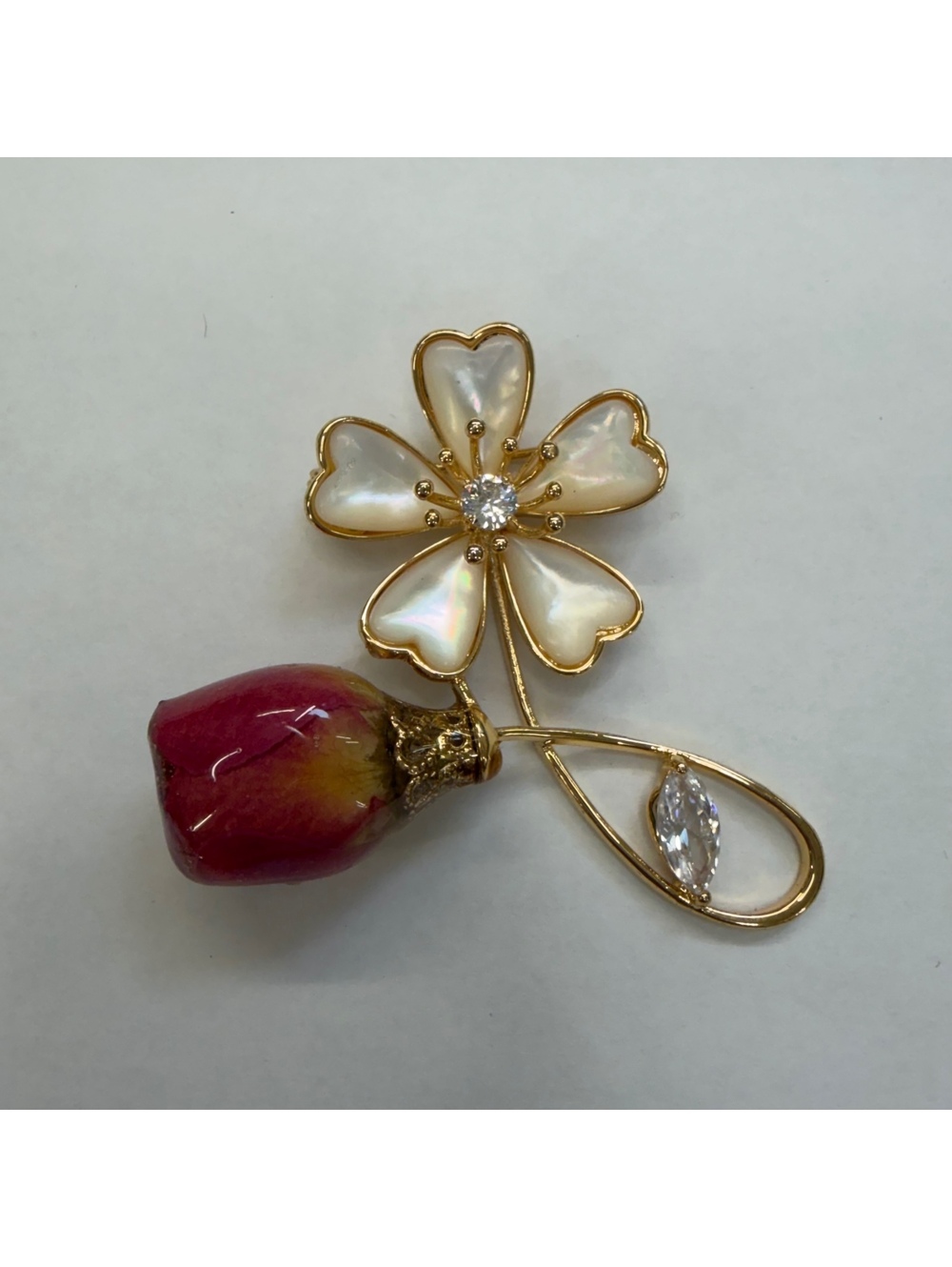 Fairy resin encased rose with crystal mother of pearl and 18k gold plating brooc - Picture 6 of 6